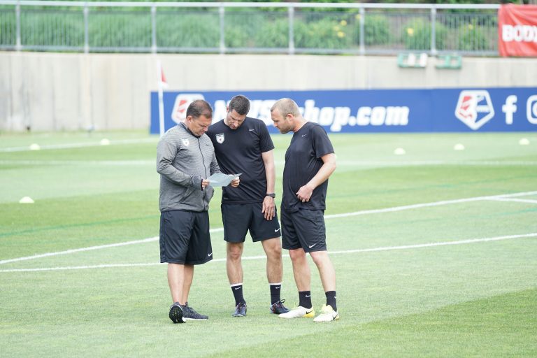 サッカーの試合前のピッチイメージ