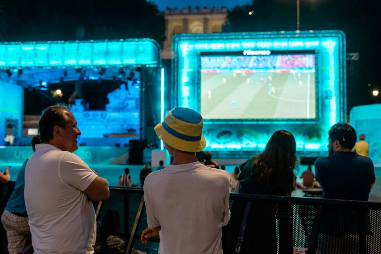 サッカー観戦を楽しむサポーターのイメージ