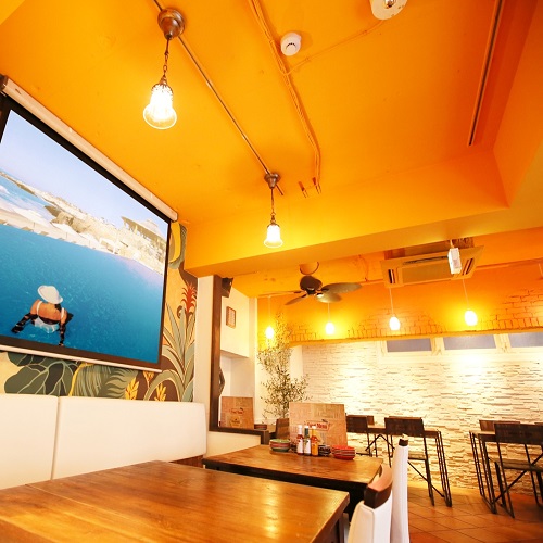 The restaurant is filled with a resort atmosphere! Sports and darts bar where you can play until morning