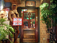 When you open the door, you will be fascinated by the interior of the authentic British pub.