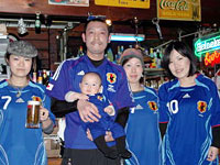 The long-established sports cafe bar in Kansai is a very "wooden" shop!