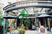 The concept of the restaurant is "Hawaiian Resort". You can bring your pet with you.