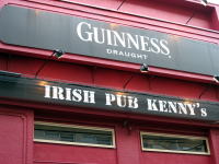 地域の方々が集うトラディショナルな雰囲気のアイリッシュパブ