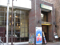 A cafe where you can casually drop by and watch sports day and night.