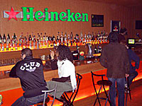 ハイセンスな内装の店内でビリヤードにダーツにリーガ！