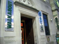 底抜けに陽気なオージースタイルのスポーツバー