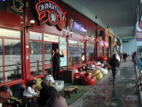 夜にはクラブイベントも。異国の夜景が堪能できるハイセンスなレストランバー。