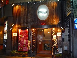 スタジアムにいるような雰囲気が味わえるダイニングバー