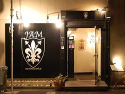 表参道発、東京の大人の遊び場に革命を。隠れ家バーでサッカー観戦！