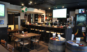 Opened 18 years ago, the Kabukicho Stadium "SPORTS & DARTS BAR Sector 7G" attracts sports fans from various countries.