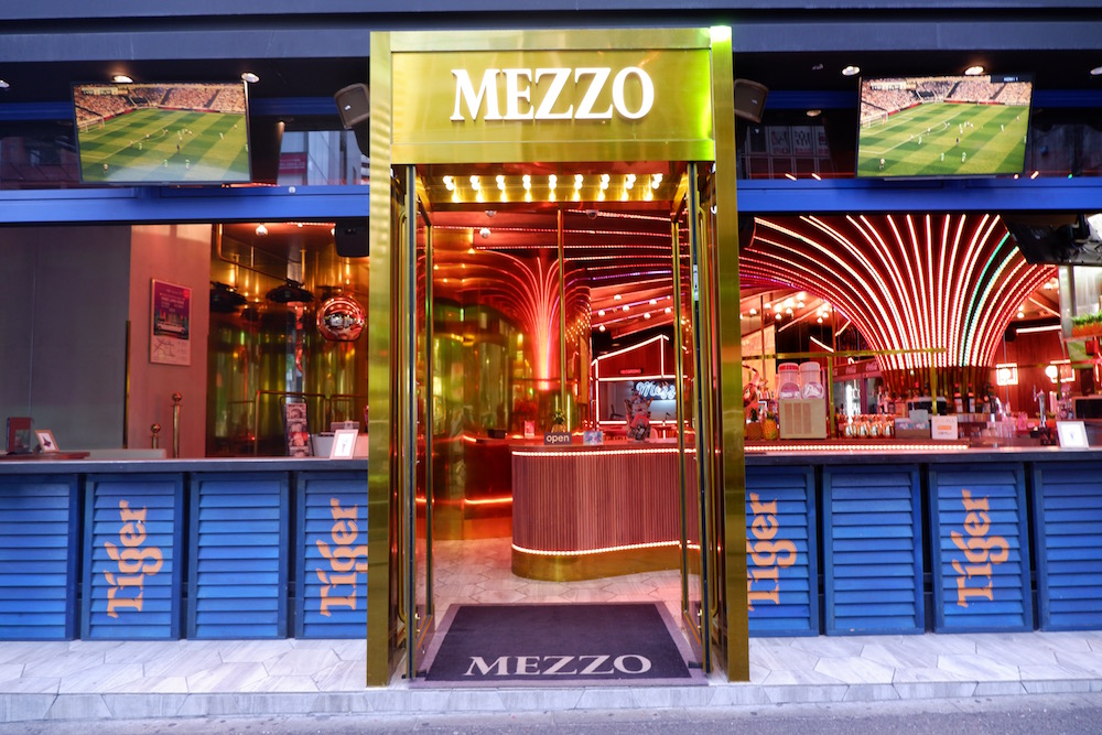 A place where adults can connect with others through watching sports "MEZZO"