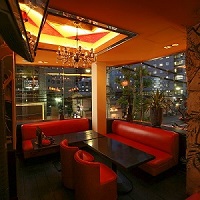 リゾート感あふれる店内！朝まで遊べるスポーツ&ダーツバー