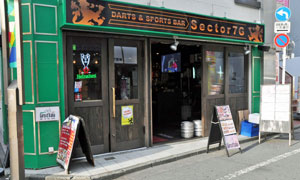 Opened 18 years ago, the Kabukicho Stadium "SPORTS & DARTS BAR Sector 7G" attracts sports fans from various countries.