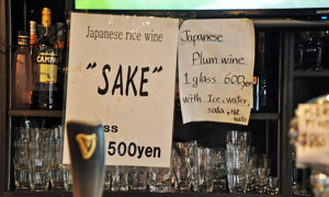 Opened 18 years ago, the Kabukicho Stadium "SPORTS & DARTS BAR Sector 7G" attracts sports fans from various countries.