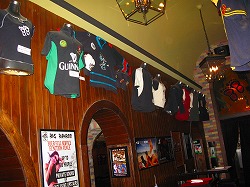 A famous restaurant that won the best sports bar award in Shanghai. Currently operates three stores.