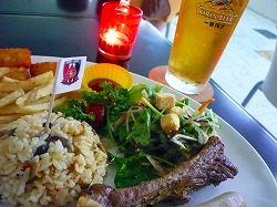 It is close to Komaba Racecourse. A cafe with a homey atmosphere where local Urawa sapos gather