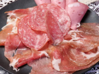 翌朝8時まで営業で深夜スポーツも楽しめる!スポーツバー おでんと生ハム『FRIEND VILLAGE』が選ばれる5つの理由