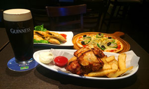 Opened 18 years ago, the Kabukicho Stadium "SPORTS & DARTS BAR Sector 7G" attracts sports fans from various countries.